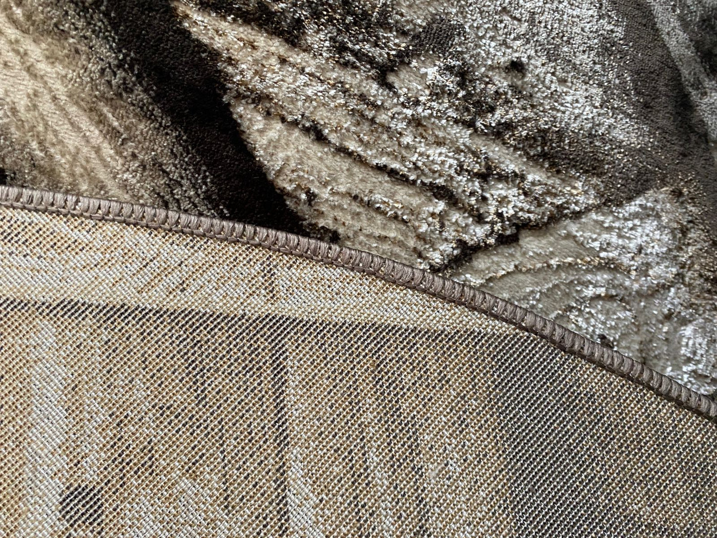 Sajalo Diamond Round Rug