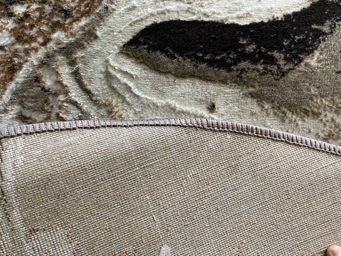 Sajalo Diamond Round Rug