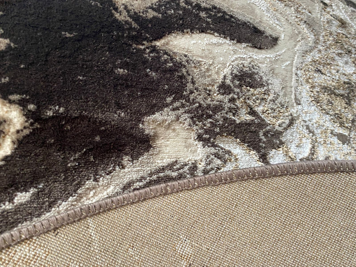 Sajalo Diamond Round Rug